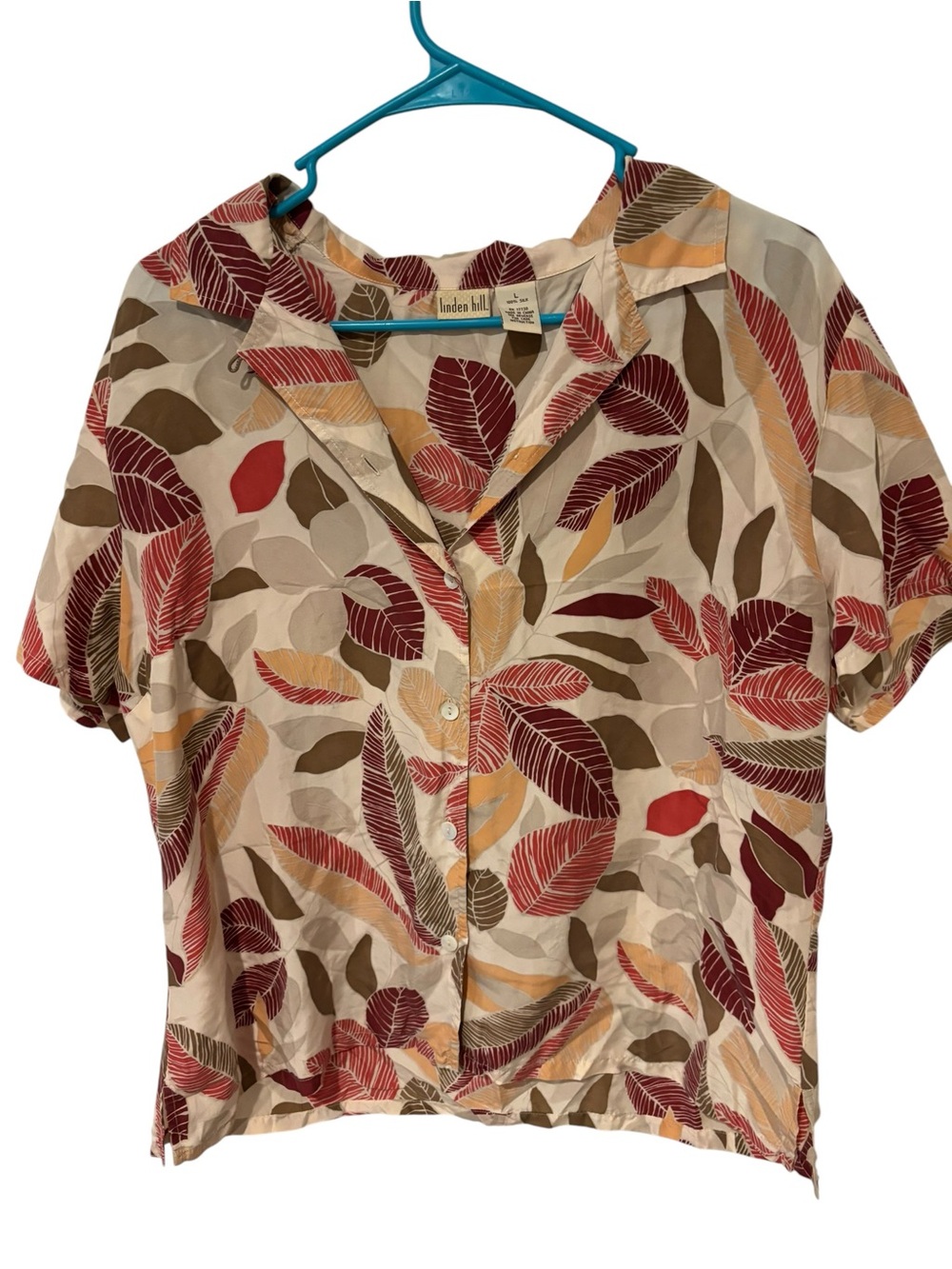 Linden Short Sleeve Button-Front Blouse in Beige with Red & Brown Leaf Print